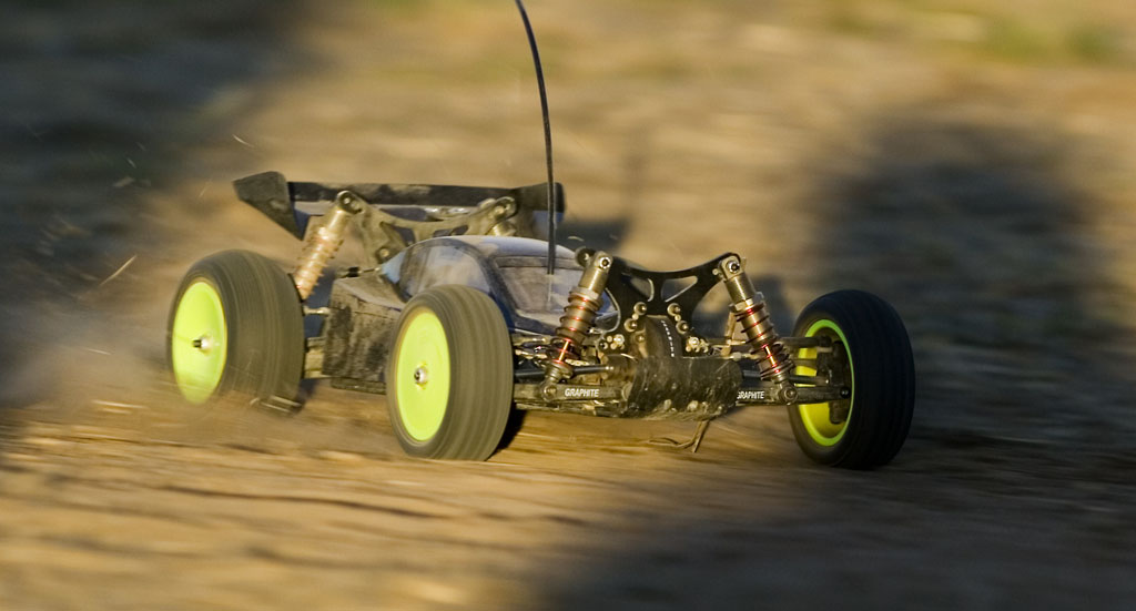 Team Losi XXX-4 at full speed